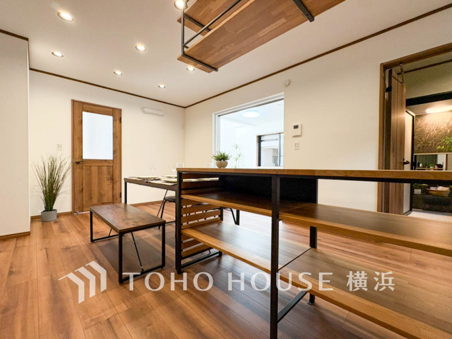 和やかで洗練された空間の演出。寛ぎとコミュニケーションを育む居心地のよい場所。やわらかな陽射しが降り注ぎ、室内に開放感と爽快感をもたらします。