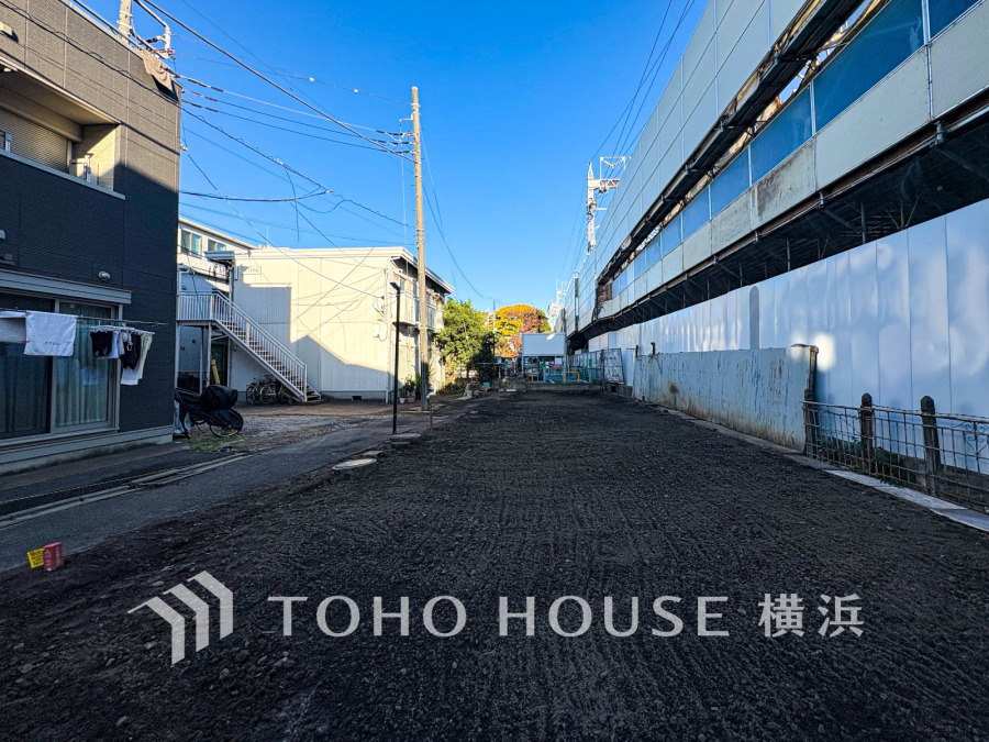 建築条件のない土地のご紹介です。参考プランもございます（木造3階建・4LDK・104.22平米・税込1500万円、プレミアムの場合税込1700万円）