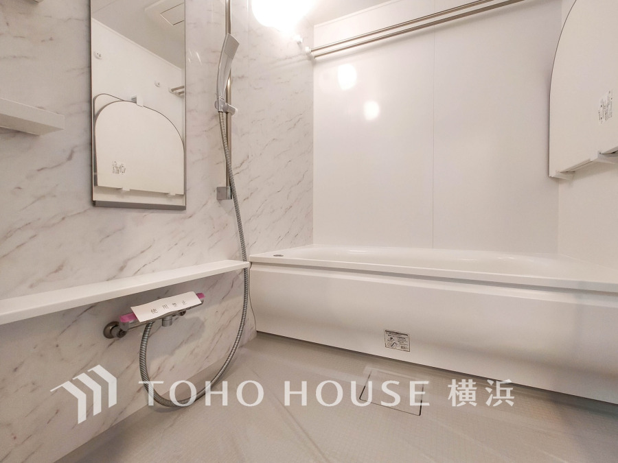 上質が感じられる質感とカラーリングで、清潔な空間美を実現。一日の疲れが癒される優雅なバスタイムを堪能できるゆとりあるバスルームです。