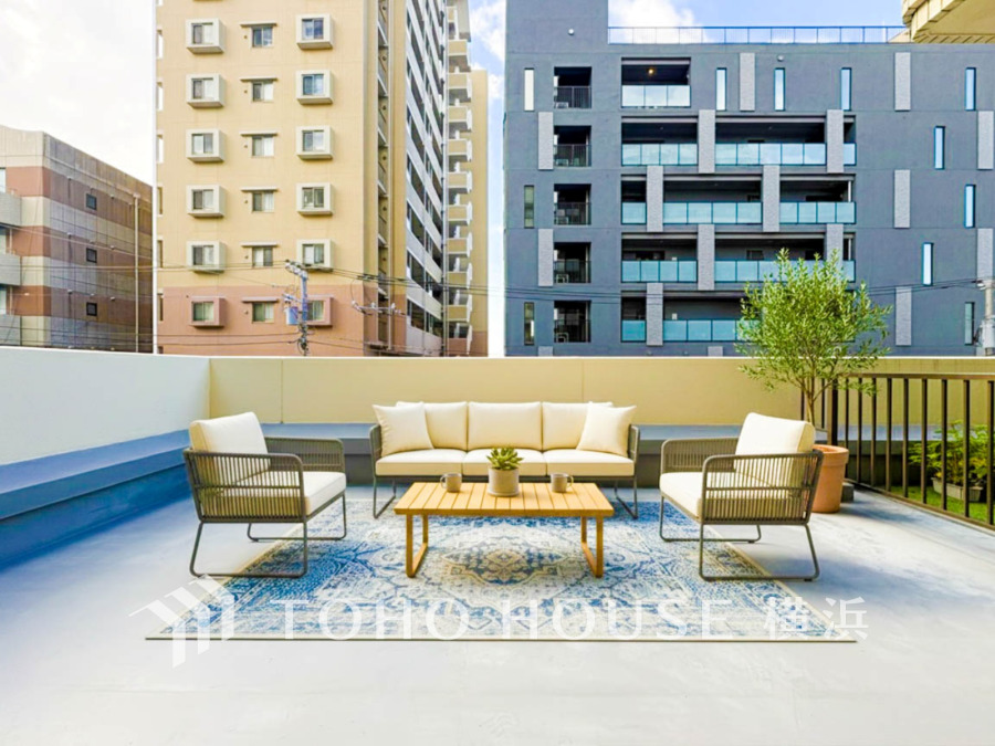 見事なまでの開放的な空間を演出しながら、太陽の笑顔と星々のささやきが舞い込み、爽やかな風を感じられます。（家具はAI加工です）