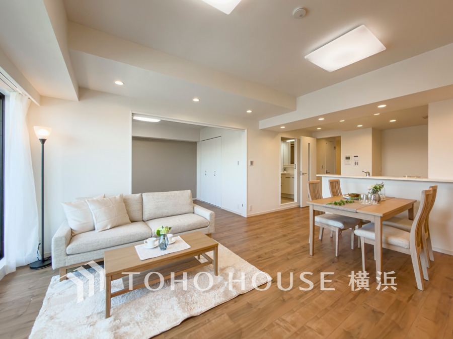 ナチュラルな木目床と白壁が調和する、明るく開放的な空間です。嬉しい家具付きです。