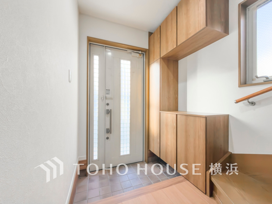 明るい玄関ホールは、大容量の木製シューズボックスで収納力も充実しています。