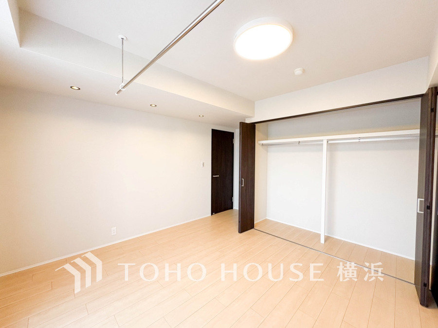 たっぷりの収納を備えた洋室。プライベートな時間を快適に過ごせるお部屋です。
