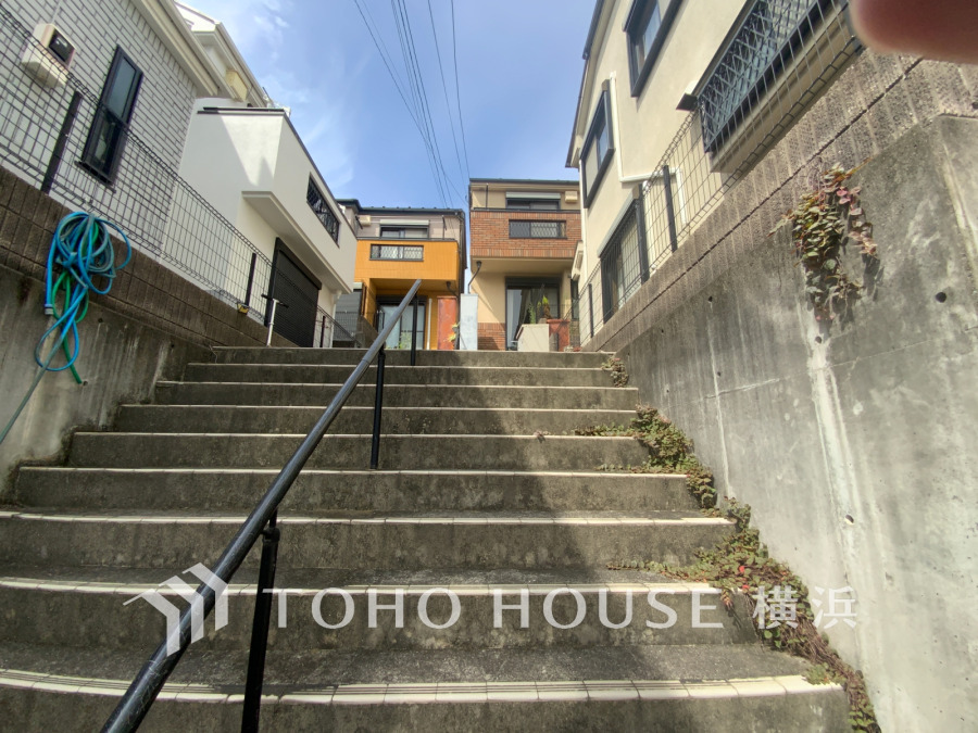 閑静な住宅街に佇む、光あふれる3階建てのモダンな一戸建て。階段からの眺望も魅力です。