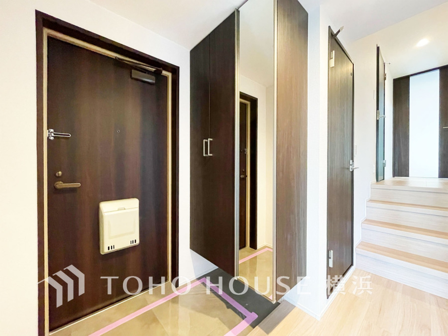 落ち着いた色調の玄関は大容量の収納と鏡付きで、出かける前の身だしなみチェックも快適です。