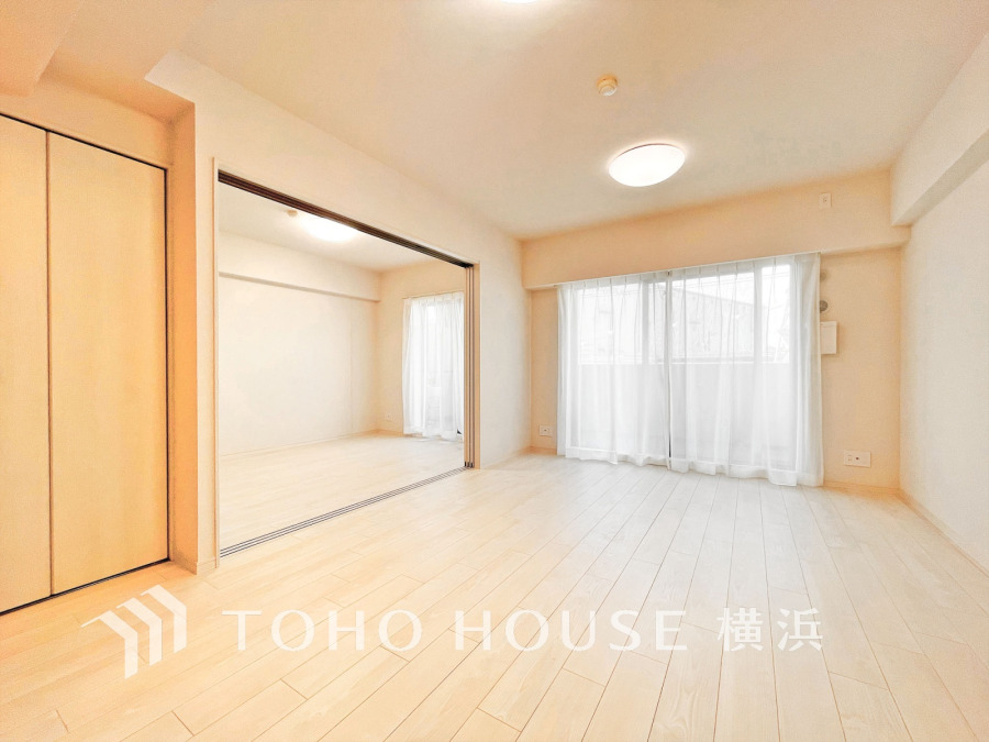豊かな光が床材を照らしだすひと時、この場所には落ち着きと上質な空気感が流れます。ご家族やお友達との時間など、多くの時を刻む空間。何気なく過ぎる時でさえも上質なひと時となる快適な空間を目指して。