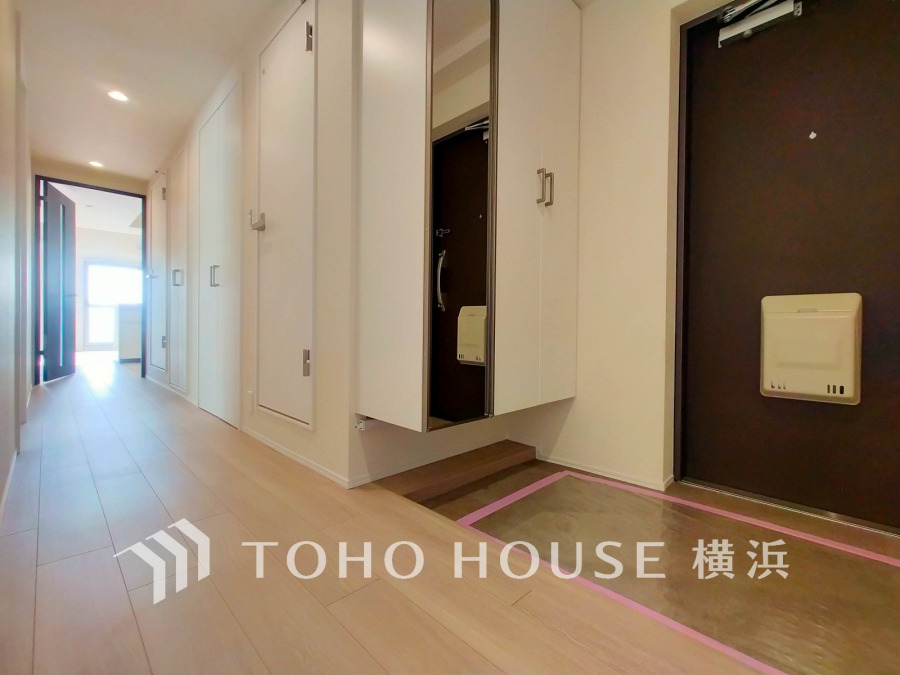 玄関には、お出かけ前の身だしなみチェックに便利な大型のミラーのついたシューズボックスを設置。
