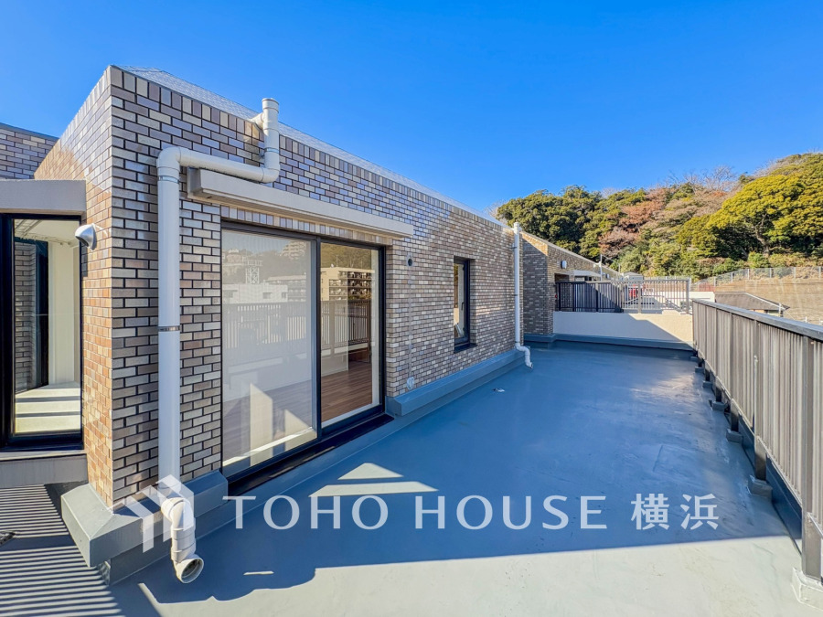 広々としたルーフバルコニーは、開放感あふれる眺望と陽当たり良好な快適空間を実現しています。