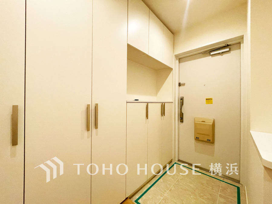 お客様をお迎えする玄関は落ち着いた雰囲気。帰り着くたびに洗練されたテイストの空間に迎えられ誇りと喜びを感じる玄関まわりです。 