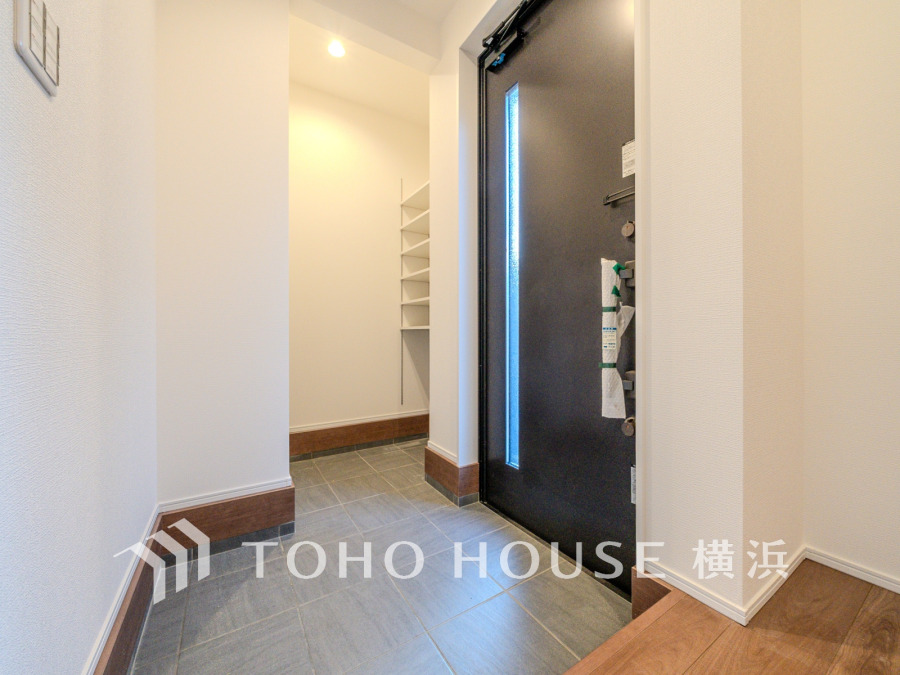 収納力の豊富なシューズインクローゼットを設置した玄関スペース。