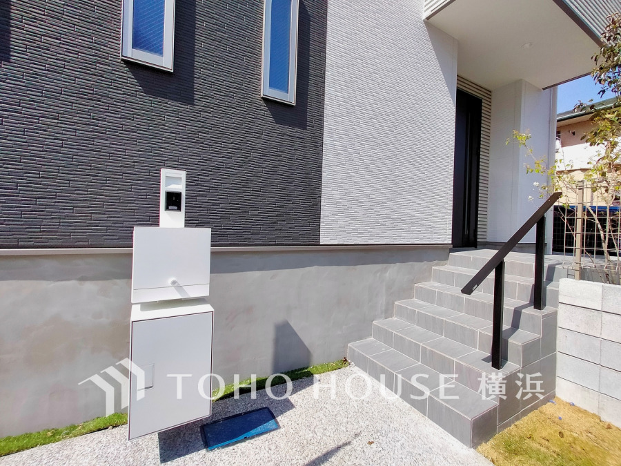 上質感漂う玄関へのアプローチ。居住者の帰り、訪れる方を優しく迎える・安らぎに満ちた生活空間を予感させる。健やかな暮らしを楽しめそう。