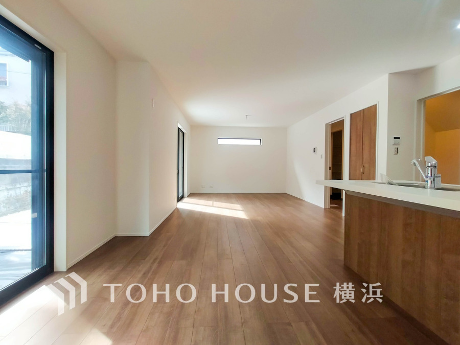 あたたかな光で満たされた開放的なLDKは、ゆとりの20.8帖。楽しい会話も和やかな団欒もここから。健やかな家族の未来を楽しく育む空間。