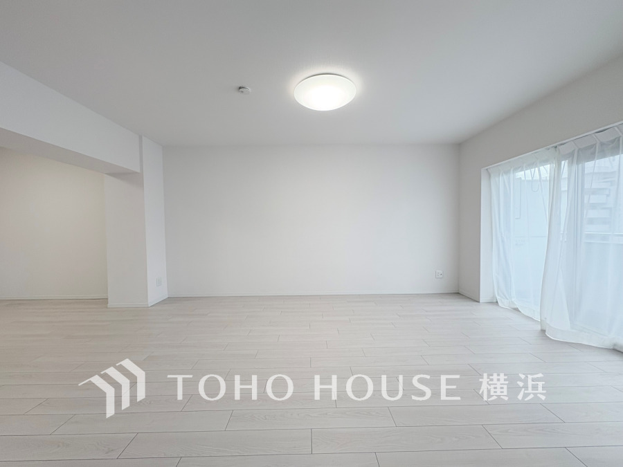 大きな窓からは快適な光を取り入れ、通気性能を上げる事で居心地の良い空間を演出します。多くの時間を過ごす住まいだからこそ、いつも快適な場所であるように心掛けています。