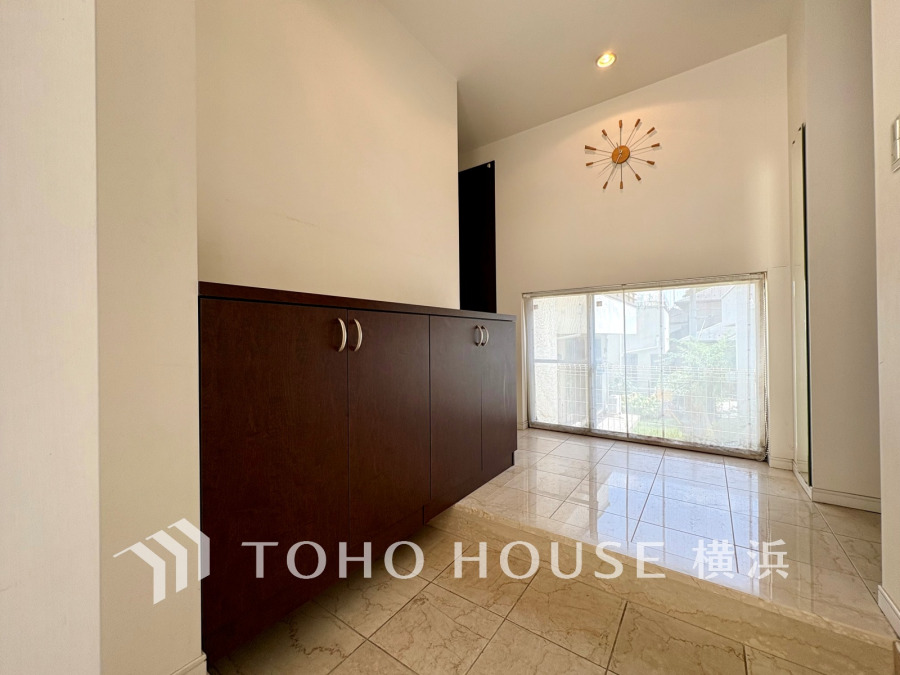 居住者の帰り、訪れる方を優しく迎え、やすらぎに満ちた生活空間を予感させる。健やかな暮らしを楽しめそう。