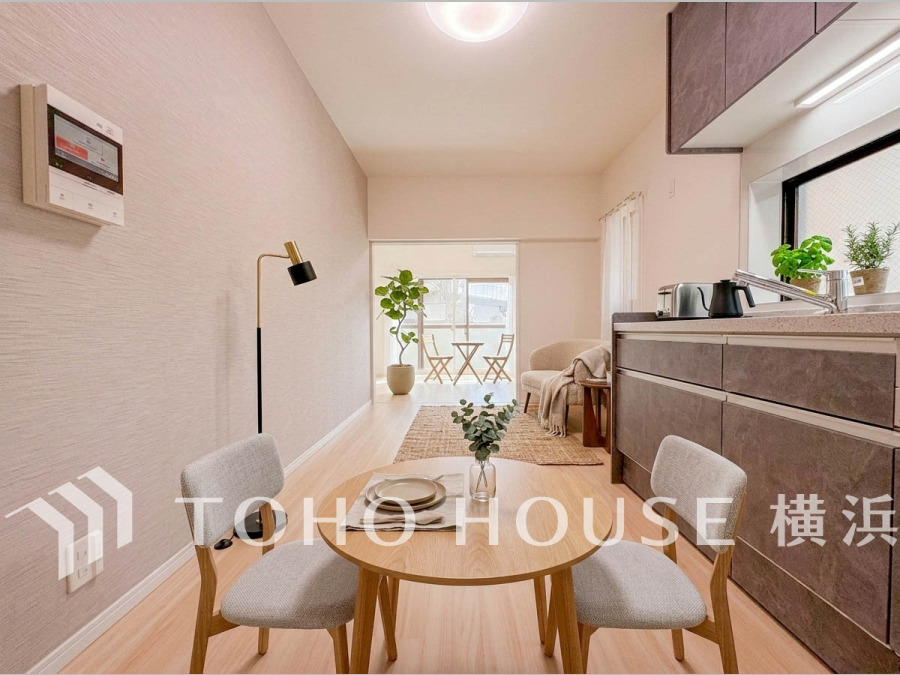 みんなが爽やかに健やかに過ごせるように、溢れる光をたっぷり取り込んだダイニング。集いの場としての快適性を求めたやすらぎの空間です。
（家具・家電・装飾品はAI画像です）