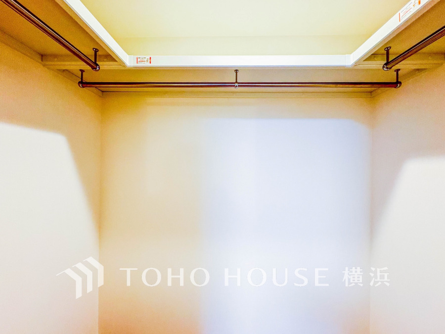 広々としたウォークインクローゼット。衣類をたっぷり収納できる使いやすい設計です。