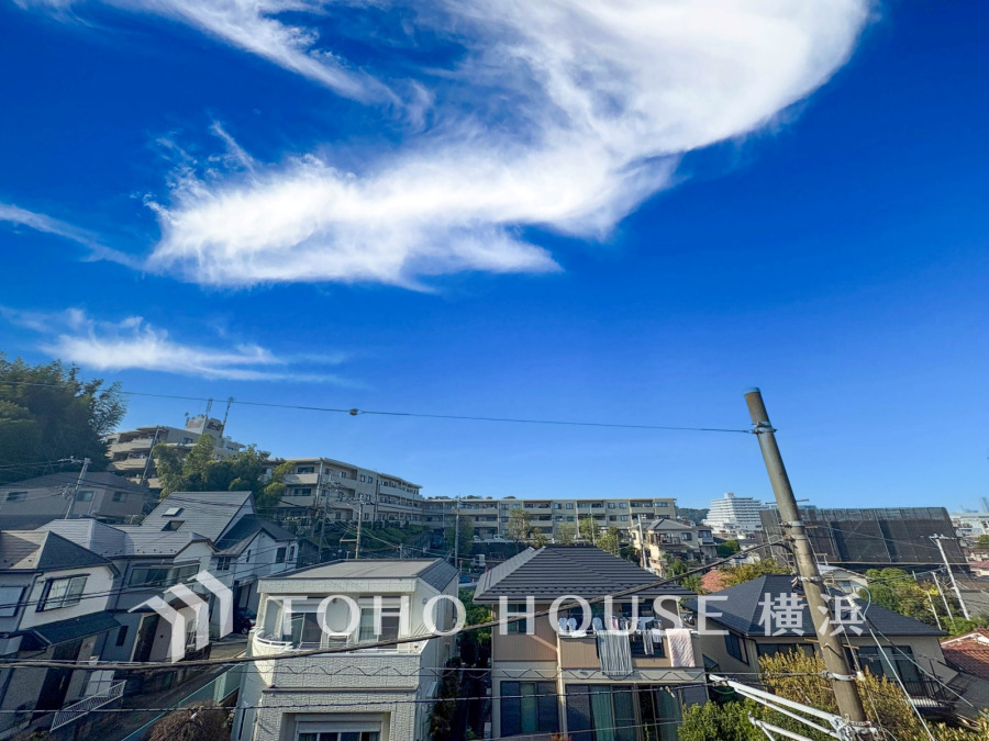 陽当たり良好な閑静な住宅街。青空が広がり、開放感あふれる眺望が魅力の住環境です。