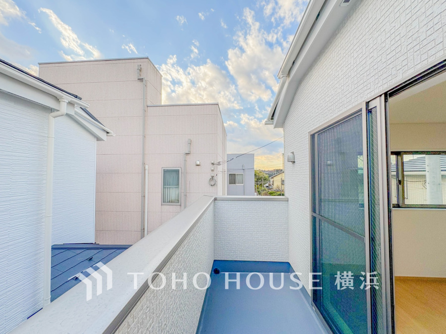 明るく開放感のあるバルコニーは、くつろぎのアウトドアスペースとして最適です。風通しも良好です。