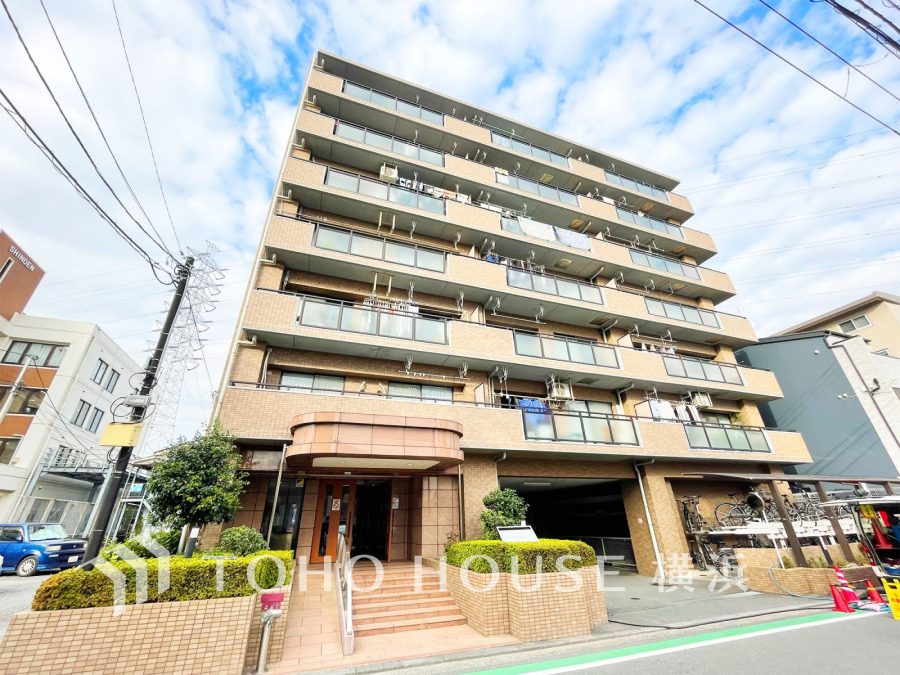 植栽の位置や開放的なエクステリアも含めて美しくトータルにデザインされています。時間のゆとりと空間、爽やかな陽光がもたらす光と風を贅沢なまでに感じる暮らしが始まります。