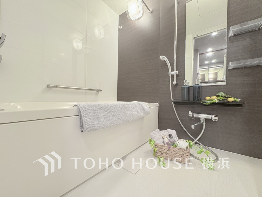 上質が感じられるカラーリングで、清潔な空間美を実現。一日の疲れが癒される優雅なバスタイムを堪能できるゆとりあるバスルームです。