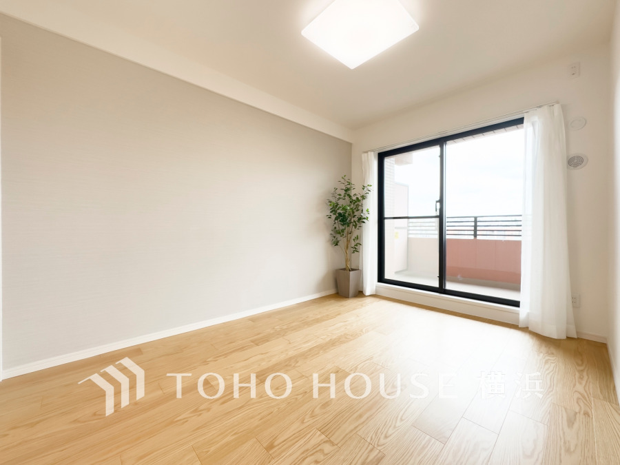 穏やかな風と陽光を導き、プライバシーに配慮された設計プランを採用し、居住性を一段と心地よいものにしています。明るく開放的な空間を演出しております。