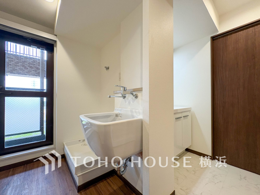 キッチン、洗面室とつながる家事室は便利なスロップシンク付き。