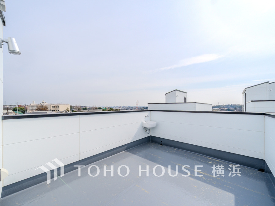 開放感溢れるルーフバルコニーからは低層住宅が建ち並ぶのびやかな眺望が広がります。