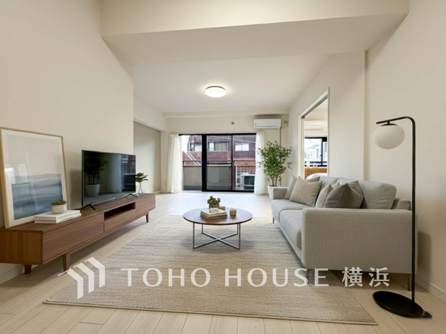 広々としたリビングダイニングは、シックでモダンな内装。落ち着いた雰囲気に包まれて、伸びやかな空間の中で、ゆったりと家族団らんのひとときを過ごせます。（装飾品はAI加工です）