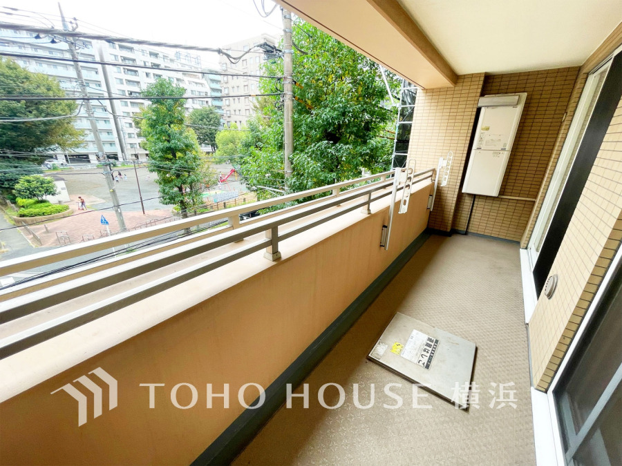 暮らしの中で光と風を演出してくれるバルコニー、見事なまでの開放的な空間を演出しながら、プライベート性も確保された空間は我が家の自慢。