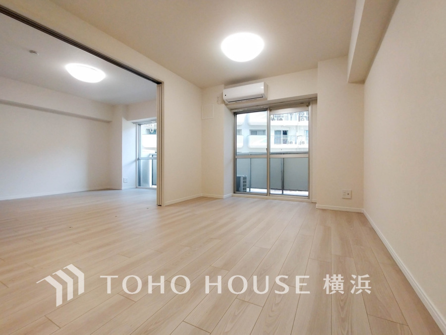 柔らかな光が広がり、デザインされた美しい内装が織り成す家族の集う場所。楽しい会話やさまざまな時が織りなすご家族の時間が丁寧に紡がれていく大切な空間。