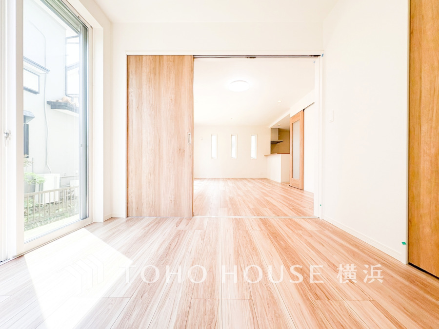 穏やかな風と陽光を導き、プライバシーに配慮された設計プランを採用し、居住性を一段と心地よいものにしています。明るく開放的な空間を演出しております。