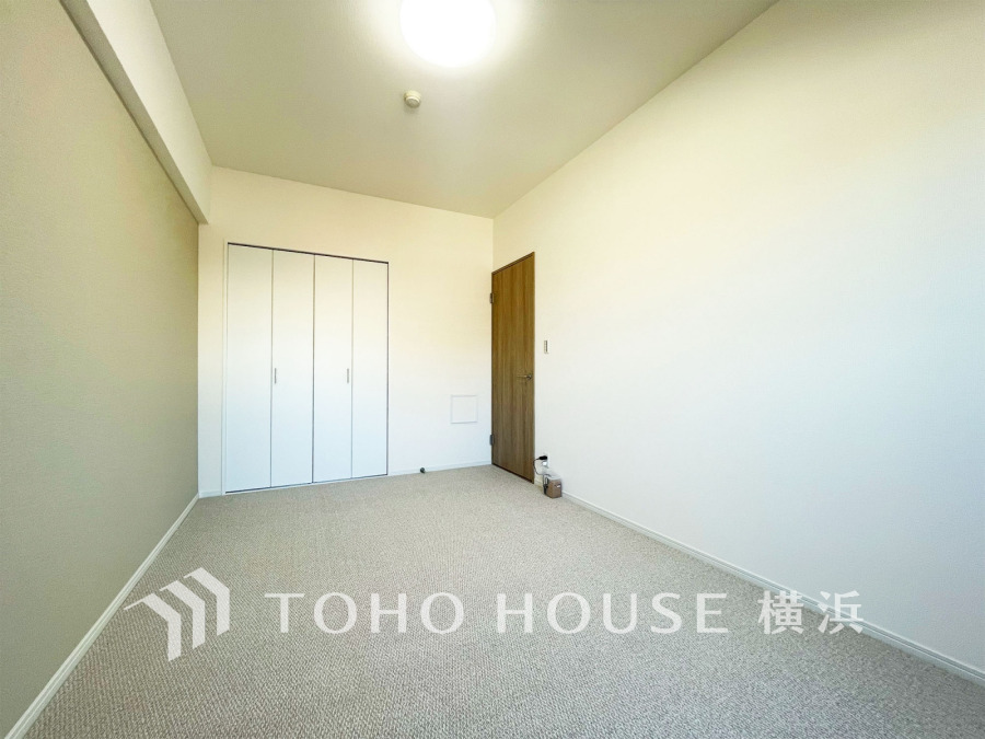 シンプルで落ち着いた色合いの洋室。収納スペースも充実し、快適な居住空間を実現しています。