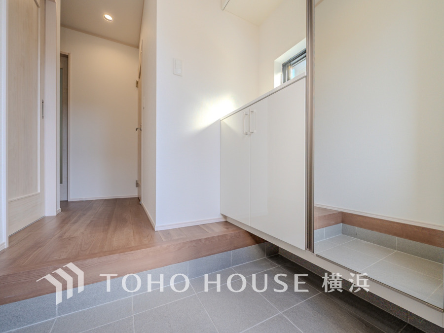 清潔感あふれる玄関は、大きな鏡と収納付きで整理整頓も簡単。明るく広々とした空間が迎えます。