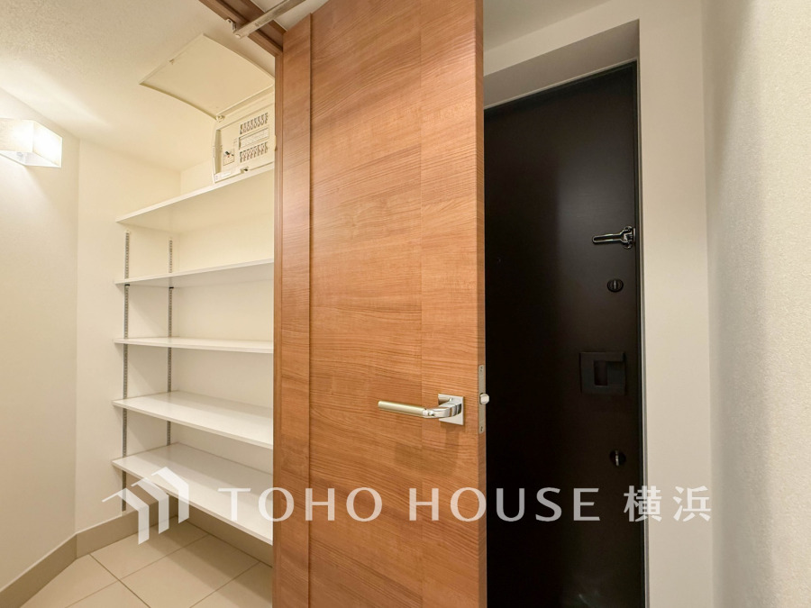 居住者の帰り、訪れる方を優しく迎え、やすらぎに満ちた生活空間を予感させる。健やかな暮らしを楽しめそう。