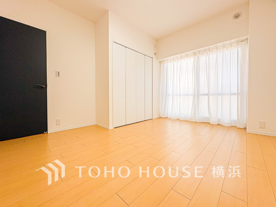 穏やかな風と陽光を導き、プライバシーに配慮された設計プランを採用し、居住性を一段と心地よいものにしています。明るく開放的な空間を演出しております。