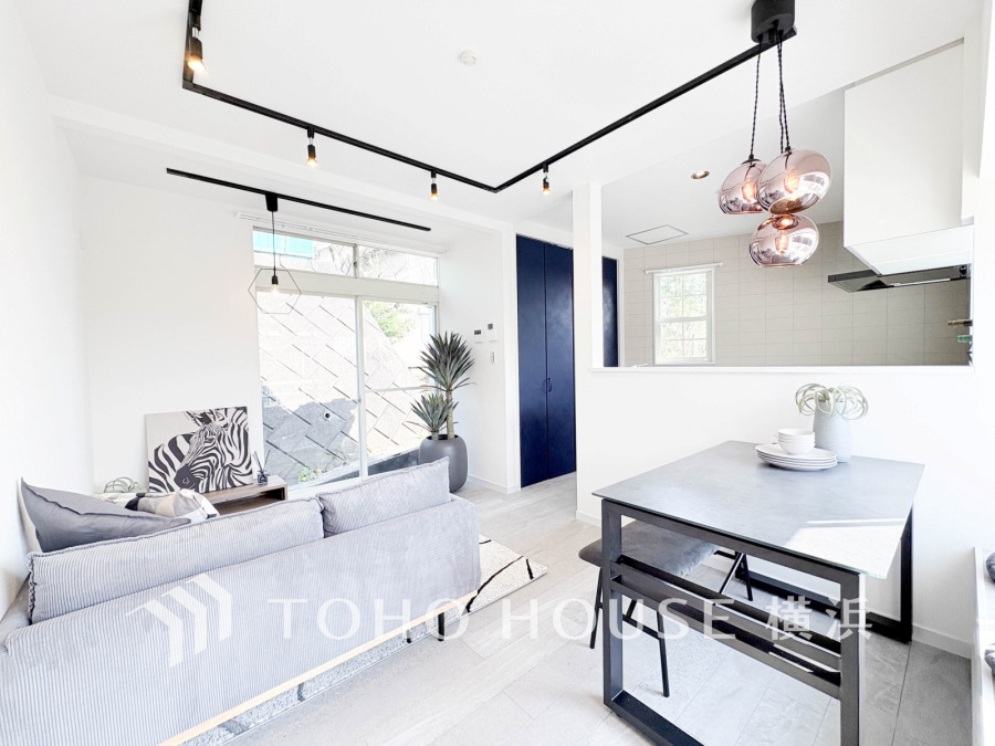 家族みんなが爽やかに健やかに過ごせるように、溢れる光をたっぷり取り込んだリビングダイニング。集いの場、憩いの場としての快適性を求めたやすらぎの空間です。