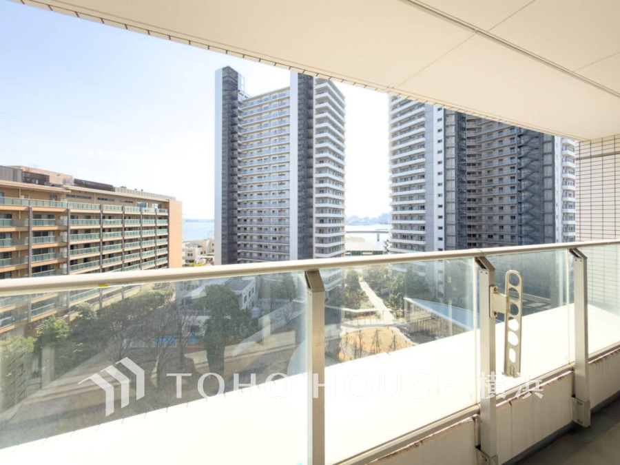 たっぷりの陽光が差し込む南向きのバルコニー。周辺には陽射しを遮る高い建物がなく、太陽の恵みを存分に享受できます。爽やかな風と暖かな陽射しが紡ぐハーモニーが日々の暮らしのBGMに。