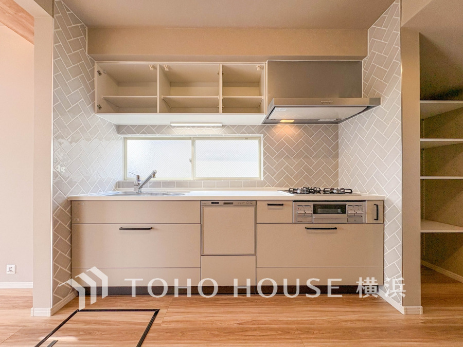 多彩な機能と洗練された美しいデザイン、細やかな優しさが毎日を演出します。プライベートスペースを彩るインテリアとしての美と、快適な日常を支える機能性と強さが一つになったキッチン。