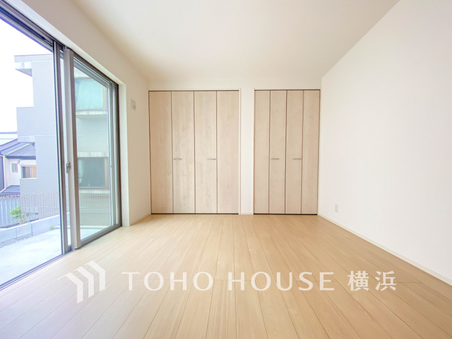 大きな窓からたっぷりと陽光が注がれる明るい空間。家族の成長に対応できる永住仕様の間取り。一日の疲れをいやしてくれる主寝室。時を忘れて過ごす場所として過ごせるお部屋
