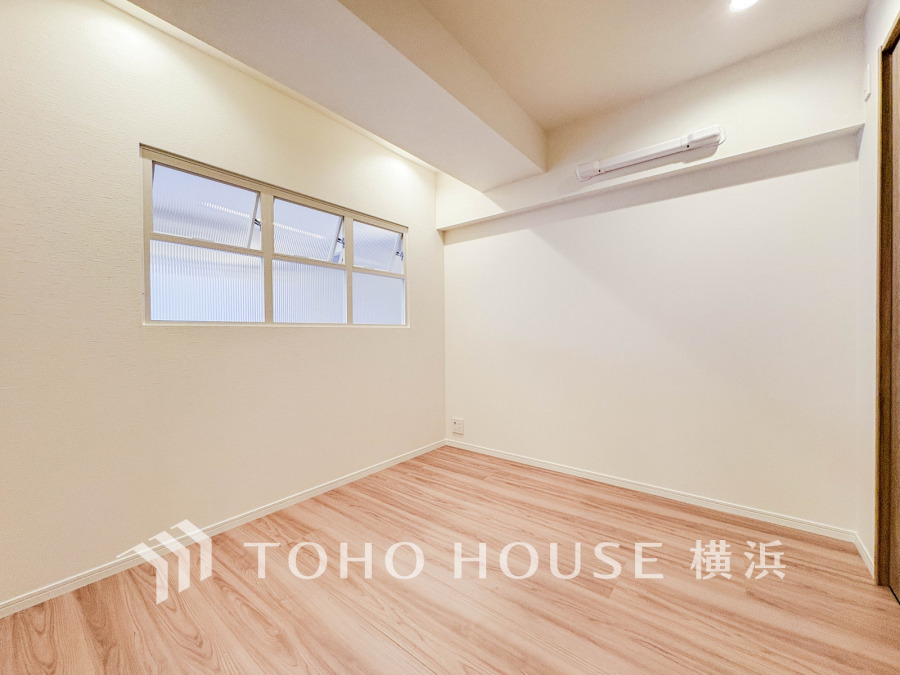 リビングの気配を感じながらオシャレなアクセントになる造作窓設置。センスが求められるプライベート空間だからこそ、自分の個性を飾るにふさわしい癒しと寛ぎの空間を演出します。