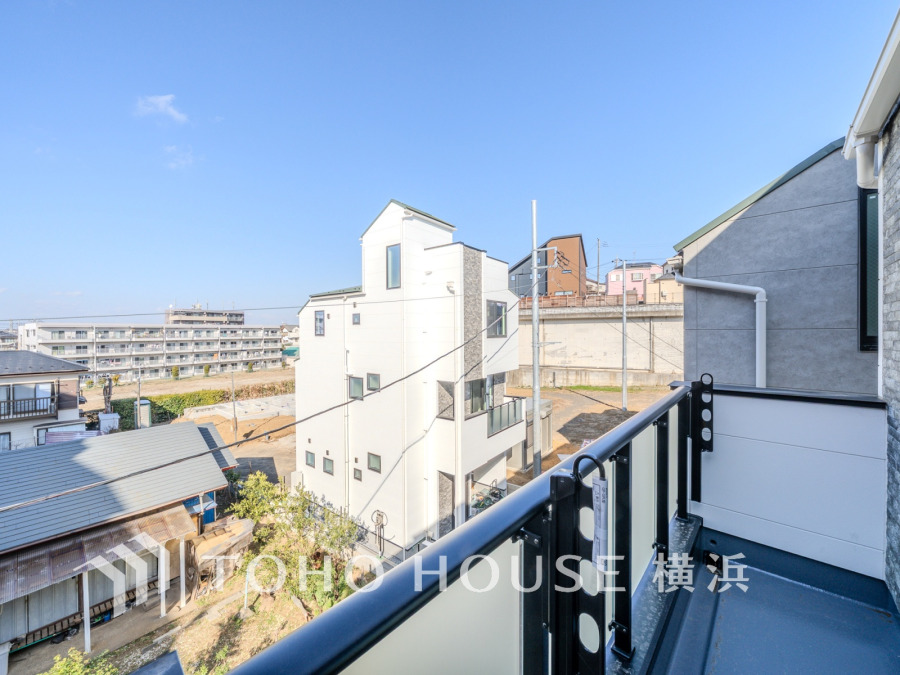 たっぷりの陽光が差し込むバルコニー。健やかな暮らしを守る太陽の恵みを存分に享受できます。爽やかな風と暖かな陽射しが紡ぐハーモニーが日々の暮らしのBGMになることでしょう。