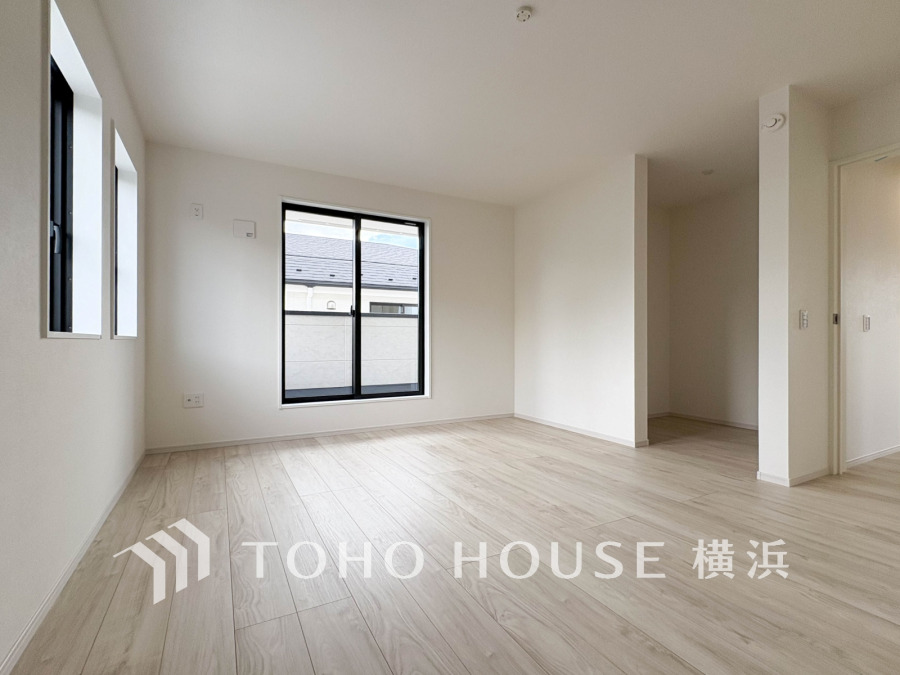 穏やかな風と陽光を導き、プライバシーに配慮された設計プランを採用し、居住性を一段と心地よいものにしています。明るく開放的な空間を演出しております。