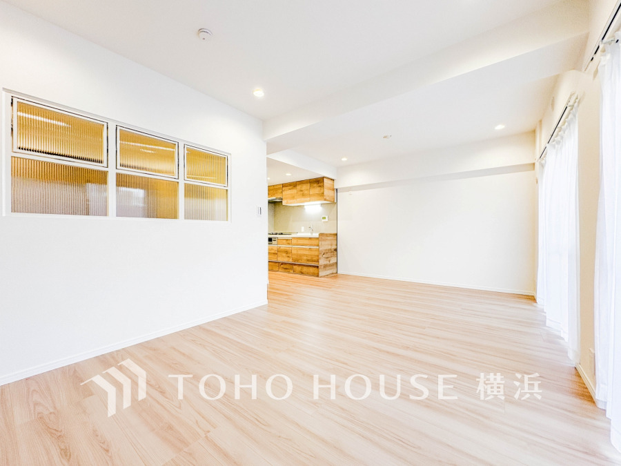 広々としたリビングダイニングは、シックでモダンな内装。落ち着いた雰囲気に包まれて、伸びやかな空間の中で、ゆったりと家族団らんのひとときを過ごせます。