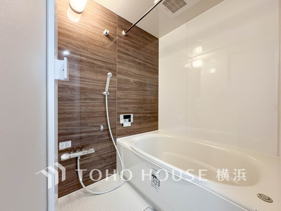 心地よいリラックスを叶える清潔感溢れる美しい空間。快適で機能的なバスルームです。
