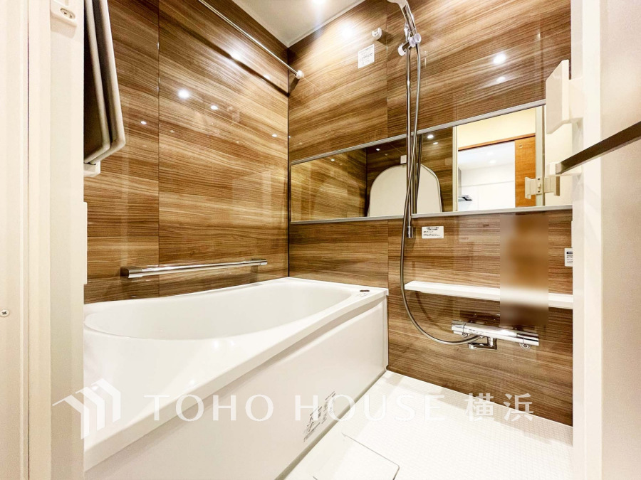 上質が感じられる質感とカラーリングで、清潔な空間美を実現。一日の疲れが癒される優雅なバスタイムを堪能できるゆとりあるバスルームです。