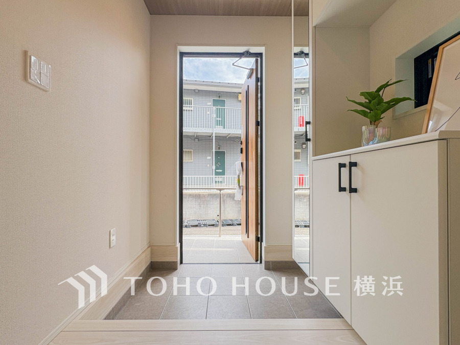 豊富な収納を確保した玄関スペース。白を基調とした明るく清潔感溢れる空間です。
