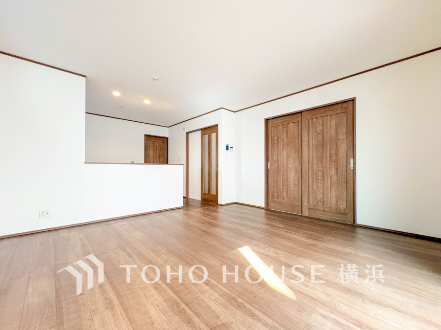 明るく開放的な空間が広がるLDK。室内には豊かな陽光が注ぎ込み、爽やかな住空間を演出。