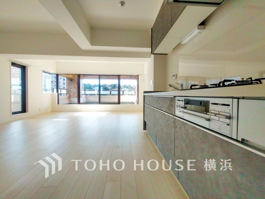 開放的なオープンキッチンはリビングとの一体感のある明るい空間。
