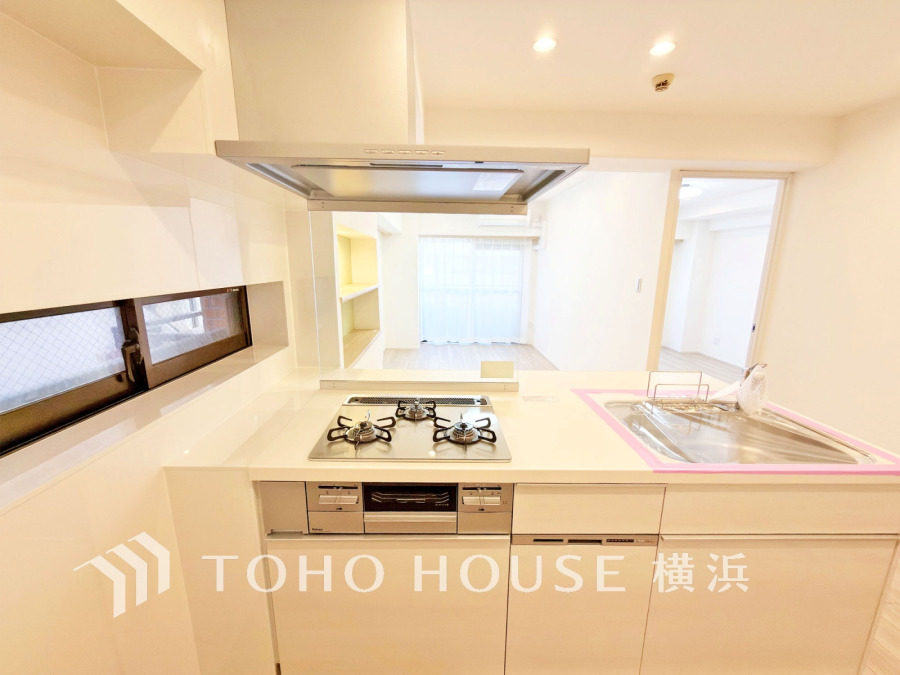 多彩な機能と洗練された美しいデザイン、細やかな優しさが毎日を演出します。プライベートスペースを彩るインテリアとしての美と、快適な日常を支える機能性と強さが一つになったキッチン。