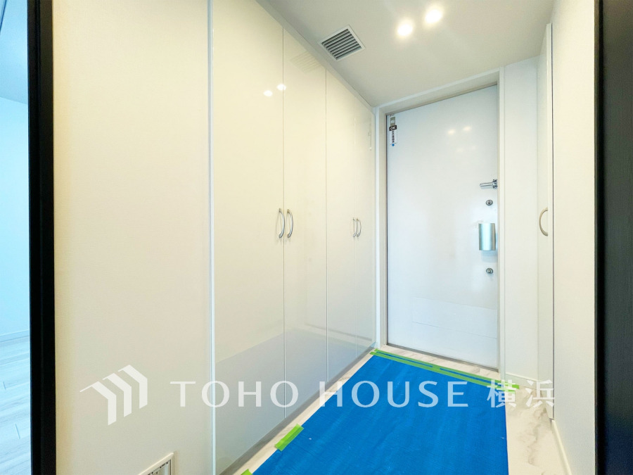 豊富な収納を確保した玄関スペース。白を基調とした明るく清潔感溢れる空間です。
